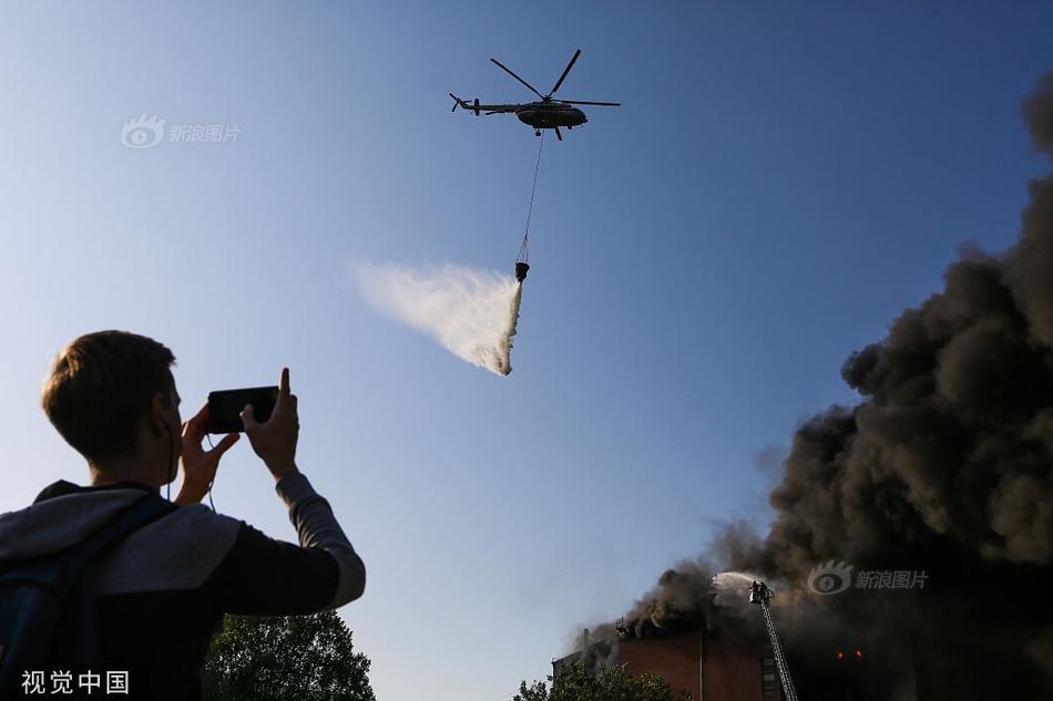 圣彼得堡一政府大楼发生火灾 直升机出动灭