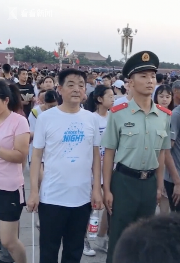 39岁北漂男子凌晨2点起床 坚持直播升国